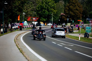 Faaker See, Avusturya - 01 Eylül 2025: Harley sürücüleri Avrupa Bisiklet Haftası boyunca klasik motosikletlerle dolambaçlı yollarda dolaşarak özgürlük ve macera ruhunu yakaladılar