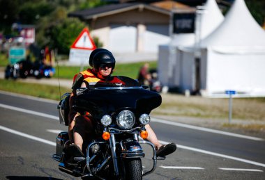 Faaker See, Avusturya - 01 Eylül 2025: Harley-Davidson motosiklet meraklısı Avrupa Bisiklet Haftası boyunca resim yollarında gezinerek Harley-Treffen buluşmasının ruhunu yakaladı