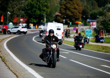 Faaker See, Avusturya - 01 Eylül 2025: Avrupa Bisiklet Haftası boyunca motosikletli gezintiler Harley-Treffen etkinliğinin ruhunu yansıtıyor