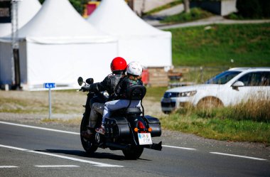 Faaker See, Avusturya - 01 Eylül 2025: Motosiklet meraklıları Avrupa Bisiklet Haftası boyunca birlikte sürüp, Harley-Treffen 'in ruhunu ve açık yolların neşesini yakalıyorlar