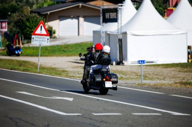 Faaker See, Avusturya - 01 Eylül 2025: Miğferli motosiklet meraklıları Avrupa Bisiklet Haftası boyunca bisiklet sürerek Harley-Treffen 'in heyecanını yakaladılar