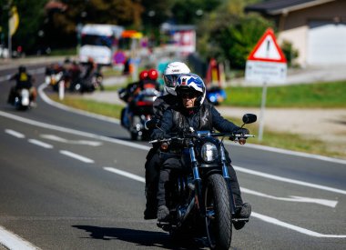 Faaker See, Avusturya - 01 Eylül 2025: Motosiklet meraklıları Avrupa Bisiklet Haftası 'na katılıyor, güzel manzaralı ve hareketli atmosferli yollar boyunca seyahat ediyorlar