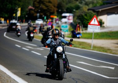 Faaker See, Avusturya - 01 Eylül 2025: Harley-Davidson motosikletli motosiklet Avrupa Bisiklet Haftası 'nın tadını çıkarıyor, motosikletçi arkadaşlar ve manzaralı çevre atmosferi geliştiriyor