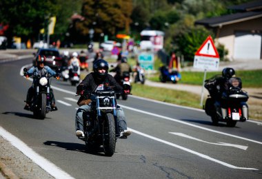 Faaker See, Avusturya - 01 Eylül 2025: Motosikletçiler Avrupa Bisiklet Haftası boyunca Harley-Davidson bisikletleri ve hareketli ambiyansların yer aldığı manzaralı yolculuğun tadını çıkarıyorlar
