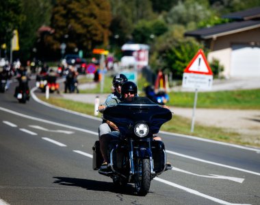 Faaker See, Avusturya - 01 Eylül 2025: Harley-Davidson motosikletliler Avrupa Bisiklet Haftası 'nın tadını çıkarıyor, sürüşün heyecanını ve hareketli atmosferi yakalıyorlar