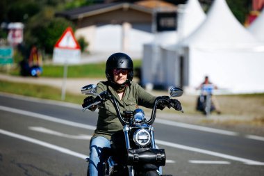 Faaker See, Avusturya - 01 Eylül 2025: Harley-Davidson 'daki kadın motosikletçi Avrupa Bisiklet Haftası' nda macera ve yoldaşlık ruhunu yakalıyor