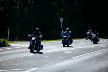 Faaker See, Avusturya - 01 Eylül 2025: Avrupa Bisiklet Haftası boyunca bisiklet turu yapan motosikletçiler, Harley-Treffen ve macera ruhunu yakaladılar