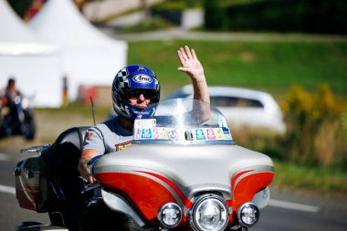 Faaker See, Avusturya - 01 Eylül 2025: Erkek motorcu Avrupa Bisiklet Haftası 'nda Harley-Davidson' a coşkuyla el sallayarak toplanma ruhunu yakalıyor