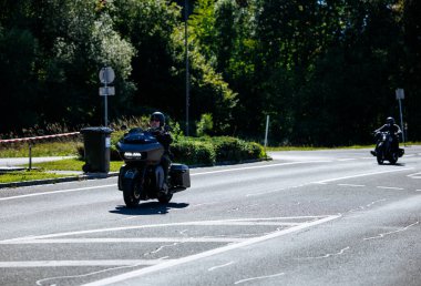 Faaker See, Avusturya - 01 Eylül 2025: Harley-Davidson bisikletleri Avrupa Bisiklet Haftası boyunca güzel bir yolda sürerken, Harley-Treffen buluşmasının heyecanını yakaladı