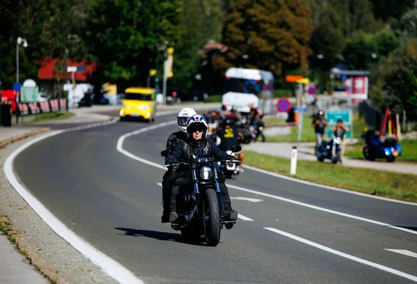 Faaker See, Avusturya - 01 Eylül 2025: Harley-Davidson motosikletleri Avrupa Bisiklet Haftası boyunca dolambaçlı yolda giderken özgürlük ve toplum ruhunu yakaladı