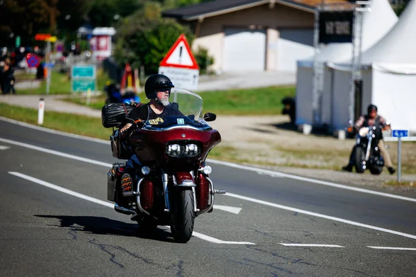 Faaker See, Avusturya - 01 Eylül 2025: Avrupa Bisiklet Haftası 'nda Harley-Davidson motosikletli motorcu, Harley-Treffen buluşmasının coşkulu ruhunu yakalıyor