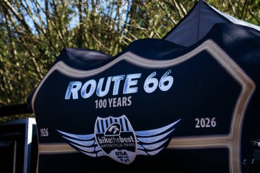 Faaker See, Avusturya - 01 Eylül 2025: Route 66 afişi Avrupa Bisiklet Haftası 'nda motosiklet tarihinin 100 yılını vurguluyor
