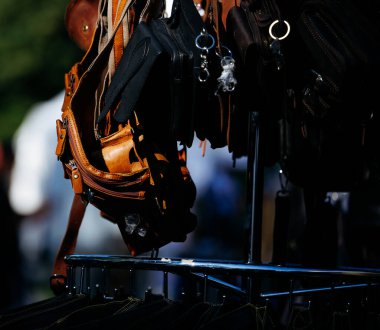 Faaker See, Avusturya - 01 Eylül 2025: Çantalar ve eldivenler de dahil olmak üzere deri aksesuarlar Avrupa Bisiklet Haftası 'nda belirgin bir şekilde sergilenmekte, kalite ve tasarım