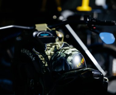 Faaker See, Avusturya - 01 Eylül 2025: Özel Harley-Davidson motosiklet Avrupa Bisiklet Haftası 'nda vurgulanan kamuflaj kaskı, canlı ve ilgi çekici bir sahne yaratıyor