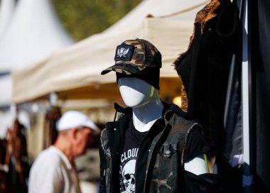 Faaker See, Avusturya - 01 Eylül 2025: Mannequin Avrupa Bisiklet Haftası 'nda kamuflaj şapkası ve yeleği ile motosiklet kültürünü ve modayı canlı açık hava ortamında ön plana çıkarıyor