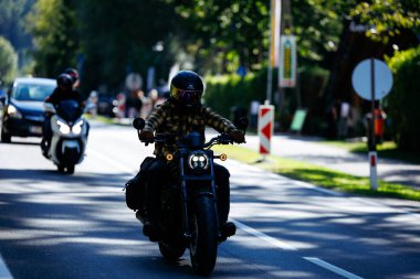 Faaker See, Avusturya - 01 Eylül 2025: Avrupa Bisiklet Haftası boyunca deri ceketli motosikletli gezginler Harley-Treffen 'in heyecanını yakaladı