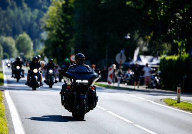 Faaker See, Avusturya - 01 Eylül 2025: Harley-Davidson motosikletleri Avrupa Bisiklet Haftası boyunca bisiklet sürerek, motosiklet meraklılarının heyecanını ve topluluğunu vurguluyor