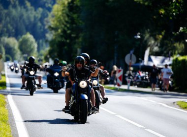 Faaker See, Avusturya - 01 Eylül 2025: Avrupa Bisiklet Haftası boyunca Harley-Davidson motosikletleriyle gezen motosikletçiler, macera ve toplum ruhunu somutlaştırıyor