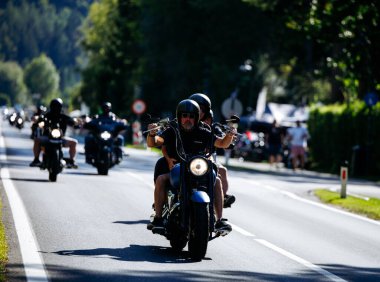 Faaker See, Avusturya - 01 Eylül 2025: Harley-Davidson bisikletli motosikletçiler Avrupa Bisiklet Haftası boyunca resimli bir yolda seyahat ederek özgürlük ruhunu yakaladılar
