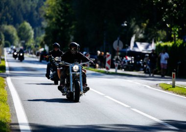 Faaker See, Avusturya - 01 Eylül 2025: Harley-Davidson motosikletli motosikletçiler Avrupa Bisiklet Haftası boyunca manzaranın tadını çıkararak Harley-Treffen atmosferinin özünü yakaladılar