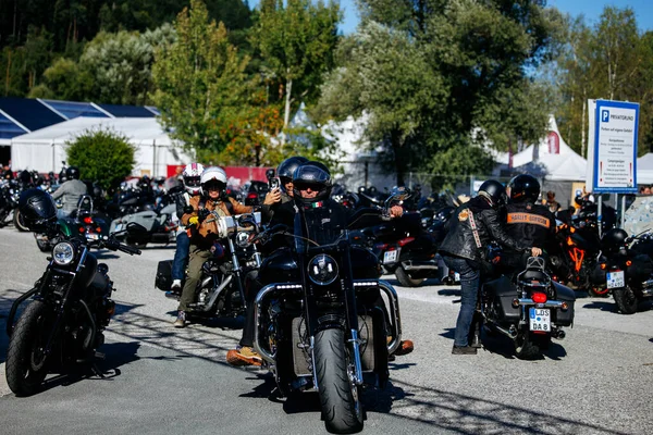 Faaker See, Avusturya - 01 Eylül 2025: Harley-Davidson hayranları çarpıcı motosikletler ve canlı bir festival ortamı ile çevrili Avrupa Bisiklet Haftası 'nın tadını çıkarıyorlar