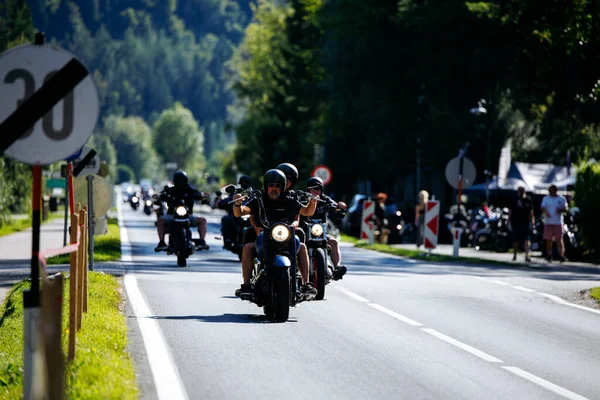 Faaker See, Avusturya - 01 Eylül 2025: Harley-Davidson bisikletli motosikletçiler Avrupa Bisiklet Haftası boyunca resimli bir yolda seyahat ederek özgürlük ve toplum ruhunu yakaladılar