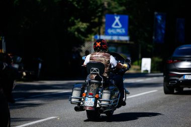 Faaker See, Avusturya - 01 Eylül 2025: Harley-Davidson motosikletli motosiklet Avrupa Bisiklet Haftası boyunca pitoresk bir yolda ilerliyor, etkinliğin özünü yakalıyor