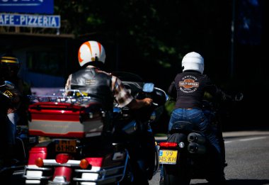 Faaker See, Avusturya - 01 Eylül 2025: Deri ceketli Harley-Davidson hayranları Avrupa Bisiklet Haftası 'nın tadını çıkararak motosiklet kültürünü ve toplum ruhunu vurguladılar