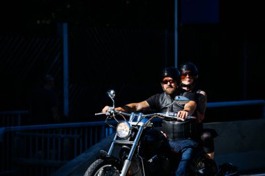 Faaker See, Avusturya - 01 Eylül 2025: Parlak güneş ışığı altında motorsiklet süren ikili, Avrupa Bisiklet Haftası 'nın ruhunu ve macera ruhunu yakalıyor