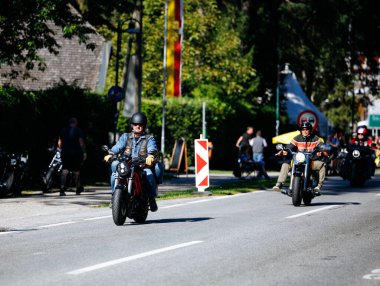 Faaker See, Avusturya - 01 Eylül 2025: Motosiklet meraklıları Avrupa Bisiklet Haftası 'na katılıyor, Harley-Davidson motosikletleriyle yeşil yollarda geziyorlar