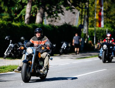 Faaker See, Avusturya - 01 Eylül 2025: Avrupa Bisiklet Haftası boyunca Harley-Davidson motosikletli erkek motorcu