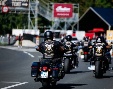 Faaker See, Avusturya - 01 Eylül 2025: Harley-Davidson motosikletleri Avrupa Bisiklet Haftası 'na katılarak özgürlük ve toplum ruhunu yakaladı