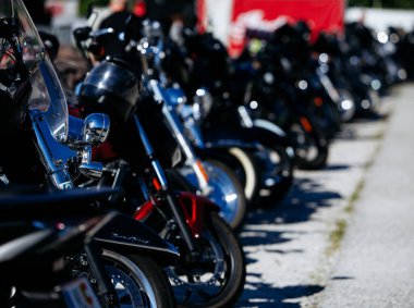 Faaker See, Avusturya - 01 Eylül 2025: Avrupa Bisiklet Haftası 'nda parlak motosikletler serisi, Harley-Davidson modelleri çarpıcı tasarım ve renklerle sunuluyor