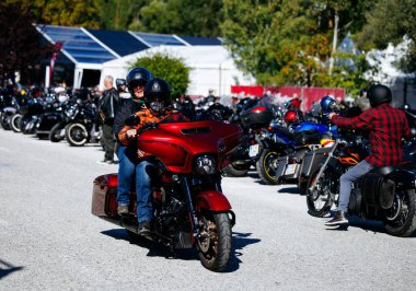 Faaker See, Avusturya - 01 Eylül 2025: Harley-Davidson sürücüleri Avrupa Bisiklet Haftası 'na motosikletler ve hayranlarla dolu canlı bir atmosferle katıldılar