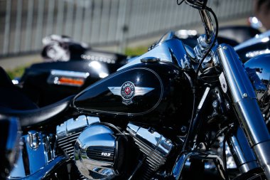 Faaker See, Avusturya - 01 Eylül 2025: Harley-Davidson motosiklet, Avrupa Bisiklet Haftası 'nın canlı arka planına karşı hazırlanan parlak krom ve siyah tasarım özellikleri