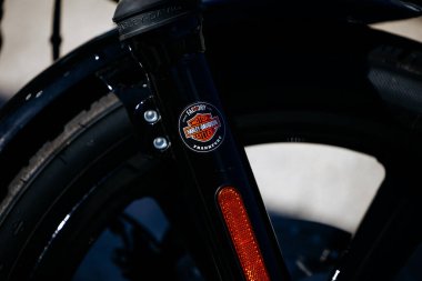 Faaker See, Avusturya - 01 Eylül 2025: Harley-Davidson motosiklet çatalının amblemli ve parlak siyah yüzeyi, Avrupa Bisiklet Haftası atmosferini vurguluyor