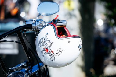 Faaker See, Avusturya - 01 Eylül 2025: Harley-Davidson bisikleti, Avrupa Bisiklet Haftası 'nın coşkulu ruhunu yansıtan bir çizgi film kaskını gidona koyar.