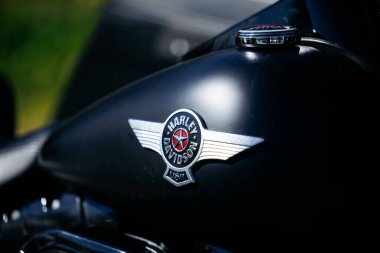 Faaker See, Avusturya - 01 Eylül 2025: Harley-Davidson motosiklet amblemine yakın çekim, logo ve tasarım ayrıntılarını vurgulama, motosiklet kültürünün özünü somutlaştırma