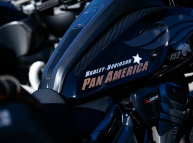 Faaker See, Avusturya - 01 Eylül 2025: Harley-Davidson Pan Amerika motosikleti Avrupa Bisiklet Haftası 'nda sergilenmekte, modern tasarımı ve güçlü özellikleri sergilenmektedir