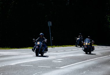 Faaker See, Avusturya - 01 Eylül 2025: Harley-Davidson motosikletli motosikletçiler Avrupa Bisiklet Haftası boyunca güneşli bir yolda bisiklet sürerek özgürlük ruhunu yakaladılar