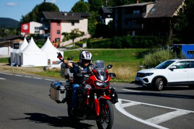 Faaker See, Avusturya - 01 Eylül 2025: Avrupa Bisiklet Haftası 'nda motorcu, Harley-Treffen etkinliğinin coşkulu ruhunu yakalıyor.