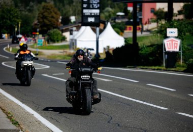 Faaker See, Avusturya - 01 Eylül 2025: Motosikletçiler Avrupa Bisiklet Haftası boyunca Harley-Davidson motosikletleri ve canlı çevrenin yer aldığı manzaralı yolculukların tadını çıkarıyorlar