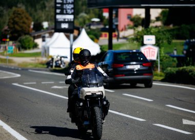 Faaker See, Avusturya - 01 Eylül 2025: Motosiklet meraklıları Avrupa Bisiklet Haftası boyunca resimli yol boyunca sürüp, Harley-Treffen etkinliğinin heyecanını yakalıyorlar
