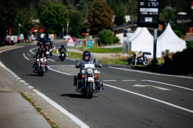 Faaker See, Avusturya - 01 Eylül 2025: Harley-Davidson motosikletleri Avrupa Bisiklet Haftası boyunca yolda giderken, motosiklet meraklıları arasında özgürlük ve toplum ruhunu yakaladı