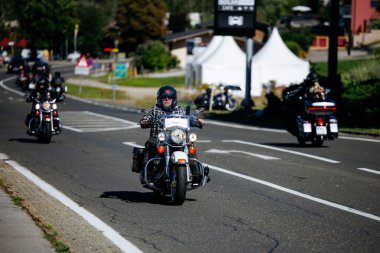 Faaker See, Avusturya - 01 Eylül 2025: Harley-Davidson motosikletleri Avrupa Bisiklet Haftası boyunca güzel bir yolda birlikte dolaşarak özgürlük ve macera ruhunu yakaladılar