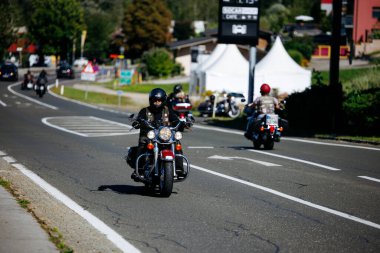 Faaker See, Avusturya - 01 Eylül 2025: Motosikletli motorcular Avrupa Bisiklet Haftası 'na katılarak sürüşün heyecanı ve hareketli atmosferin tadını çıkarıyorlar