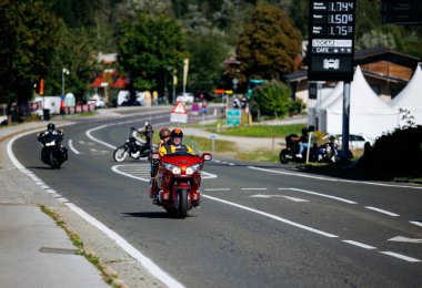 Faaker See, Avusturya - 01 Eylül 2025: Harley-Davidson sürücüleri Avrupa Bisiklet Haftası boyunca dolambaçlı yollarda dolaşarak, motosiklet meraklıları arasında özgürlüğün ve topluluğun özünü yakalıyorlar