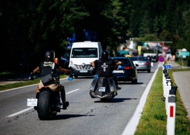 Faaker See, Avusturya - 01 Eylül 2025: Motosikletçiler Avrupa Bisiklet Haftası boyunca Harley-Davidson kültürü ve toplum ruhunun altını çizerek manzaranın tadını çıkarıyorlar