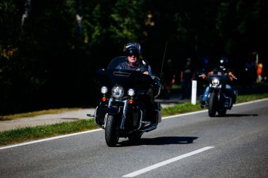 Faaker See, Avusturya - 01 Eylül 2025: Harley-Davidson sürücüleri, Avrupa Bisiklet Haftası ve yoldaşlığın özünü yakalayarak güneşli bir günün tadını çıkarıyorlar
