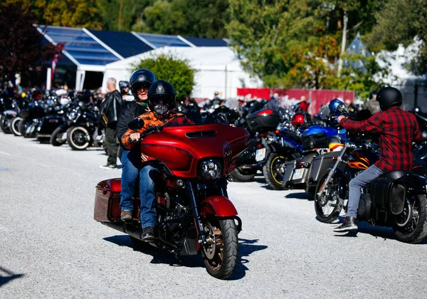 Faaker See, Avusturya - 01 Eylül 2025: Harley-Davidson sürücüleri Avrupa Bisiklet Haftası 'na motosikletler ve hayranlarla dolu canlı bir atmosferle katıldılar